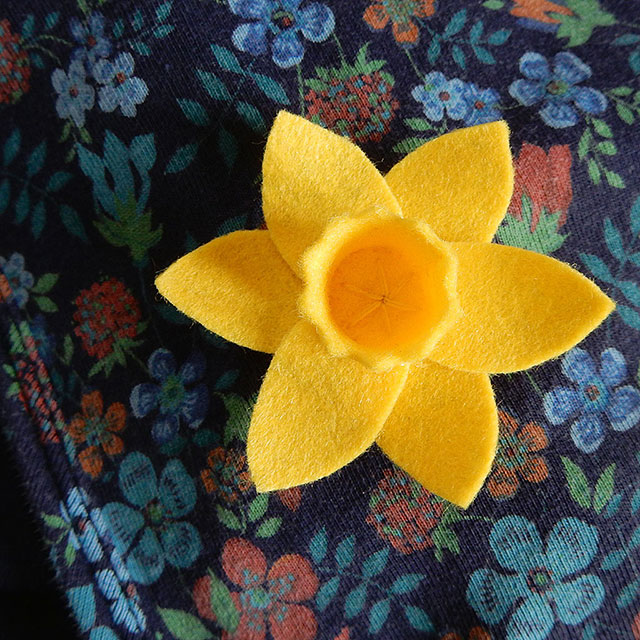 daffodil brooch