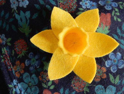 daffodil brooch